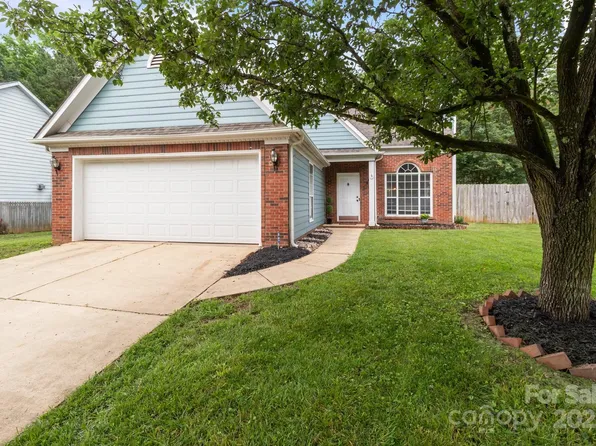 8906 Pickering Grove Ln, Charlotte, NC 28216
