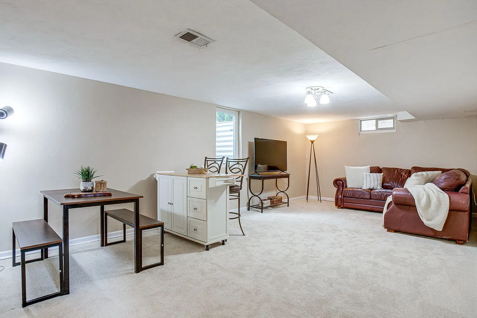 4 bed, 2.0 bath, 2098 sqft, $4,257 — Photo 4