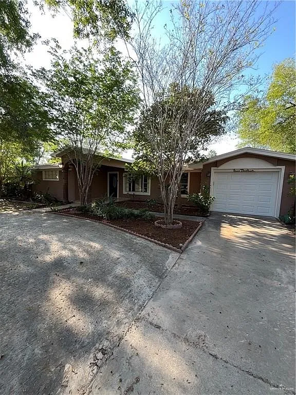 613 Highland Ave — Photo 2