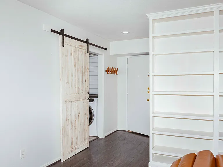 353 N Post Oak Ln #823 — Photo 4