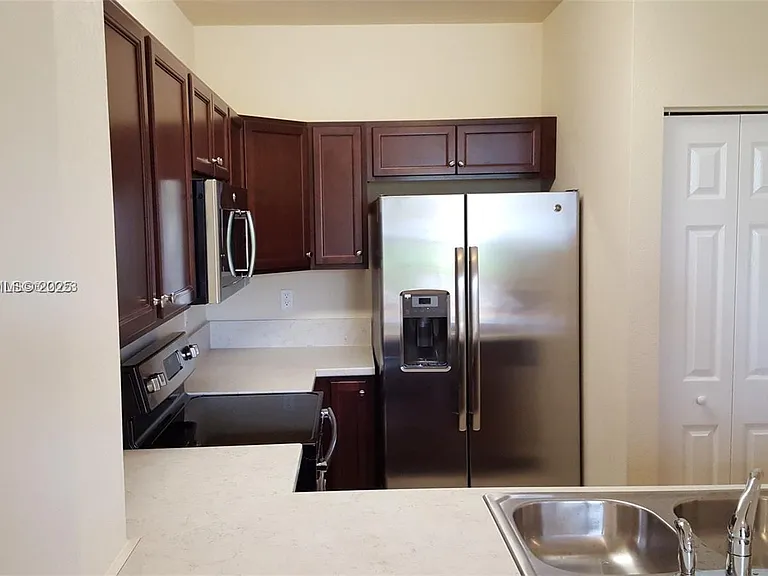 142 SE 28th Ter #7 — Photo 8