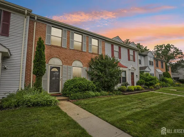 91 Pear Tree Ln, Franklin Park, NJ 08823