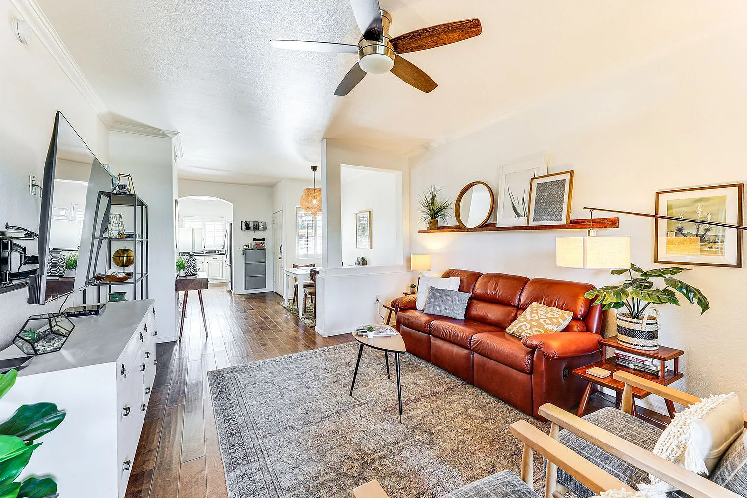 2 bed, 2.0 bath, 1044 sqft, $2,967 — Photo 2
