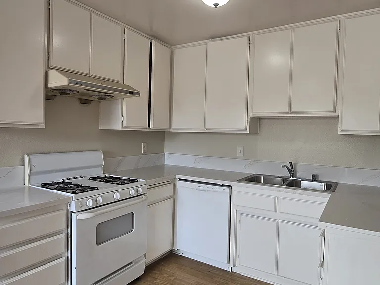 209 W Grand Ave #4 — Photo 6