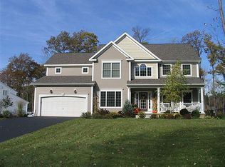 10 Patriot Cir, Clifton Park, NY 12065