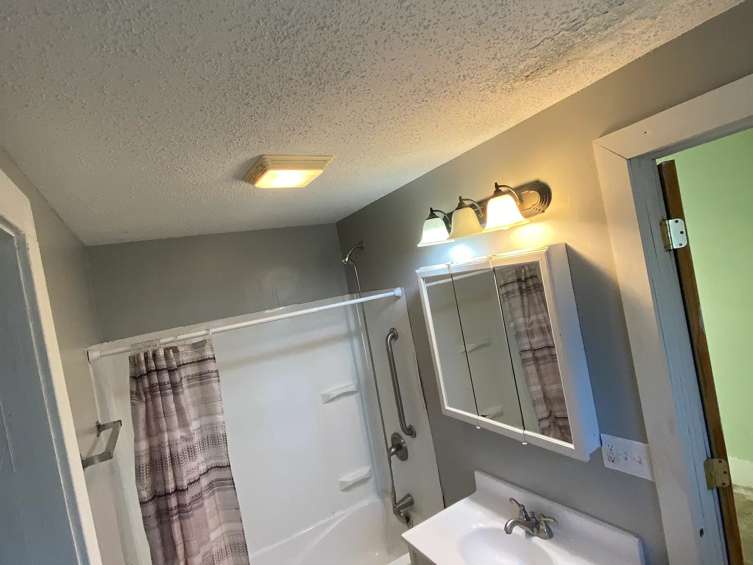 Spacious 3BR/2BA Home with Garage 33 Frelinghuysen — Photo 4