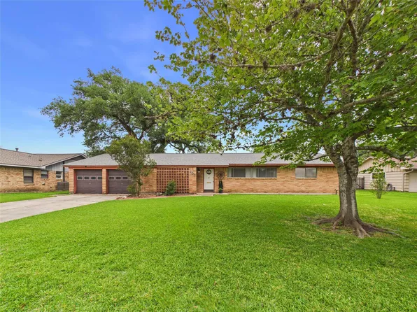 103 Ligustrum St, Lake Jackson, TX 77566