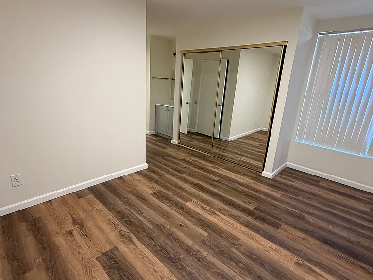 2935 Montrose Ave #104 — Photo 7