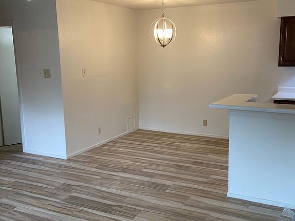 Dining nook, comfortably seats 4