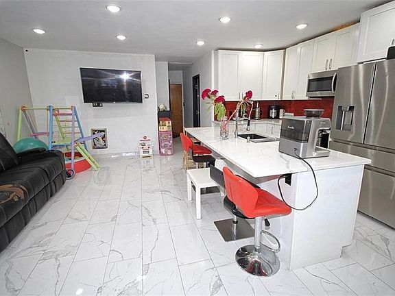 4th image of 2056 E 61st St