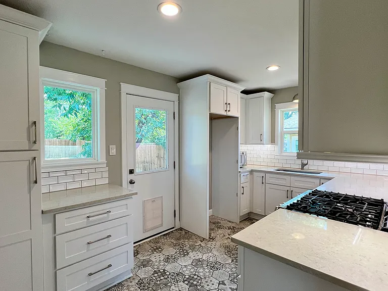 Kitchen
Features: White shaker cabinets with soft close doors and drawers, quartz countertops.