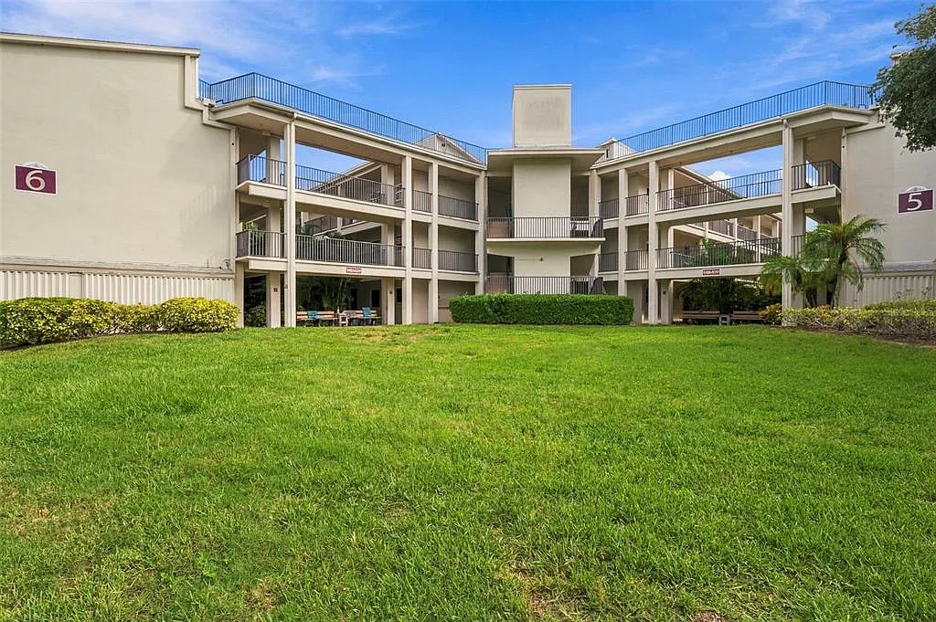 2 bed, 1.5 bath, 930 sqft, $2,000 — Photo 3