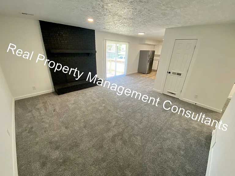 2201 Twin Oaks Dr — Photo 3
