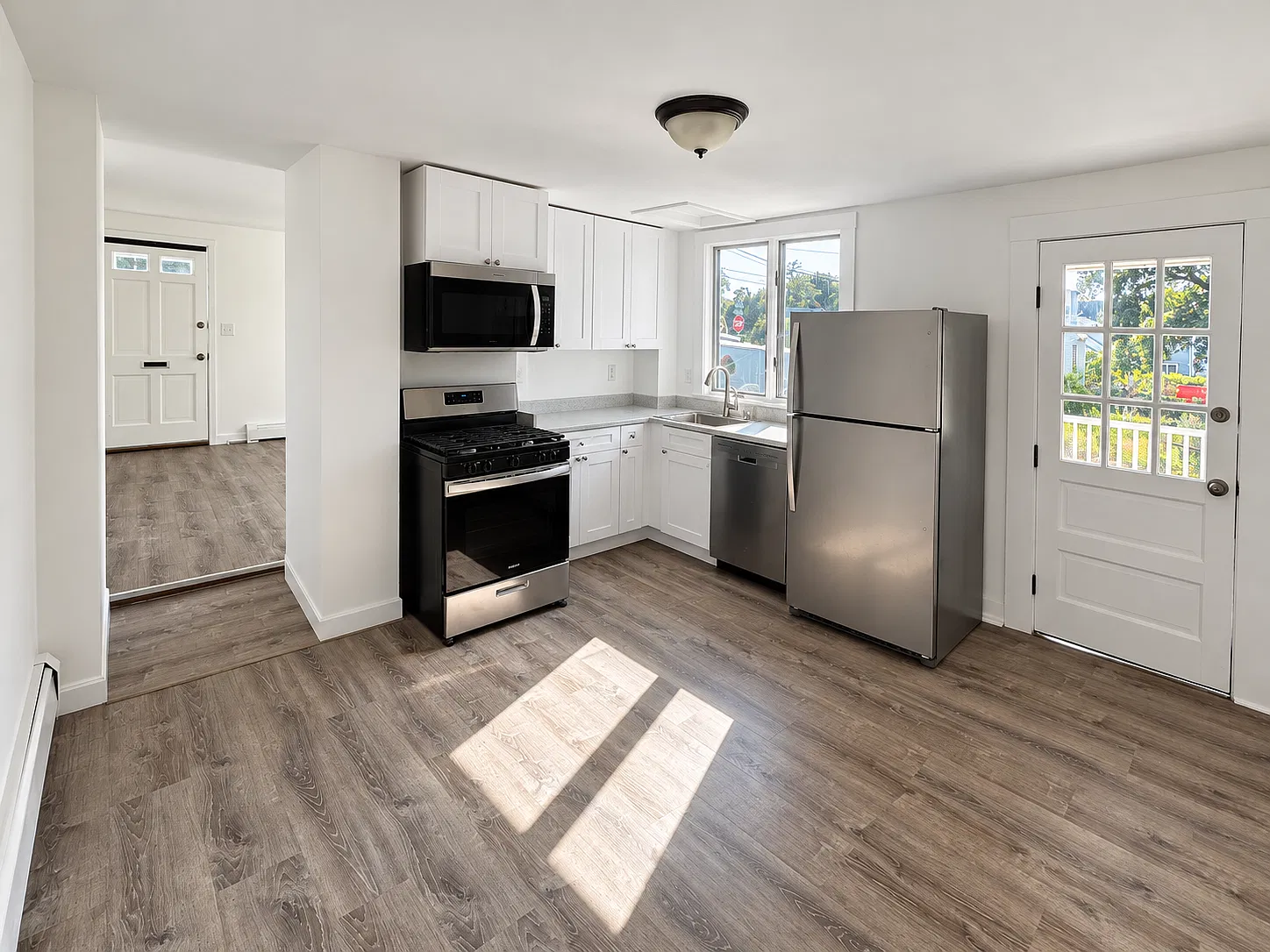 3 bed, 1.5 bath, 1000 sqft, $3,000 — Photo 1