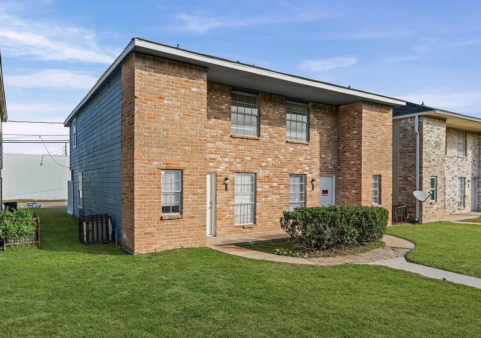 Welcome to this beautifully remodeled duplex offering the perfect opportunity for homeowners and ... — Photo 3