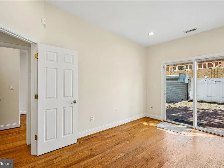1339 C St NE — Photo 17