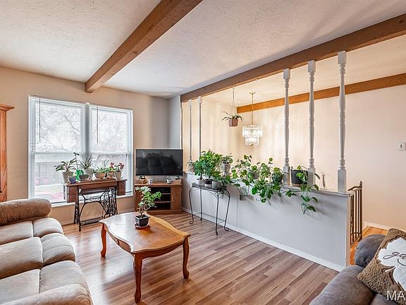 3rd image of 1057 Sunridge Trl W