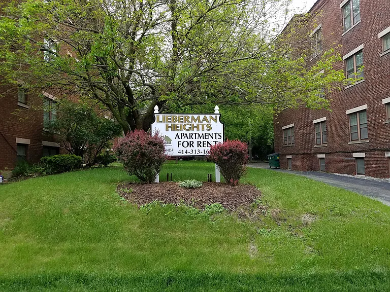2528 N Maryland Ave — Photo 18
