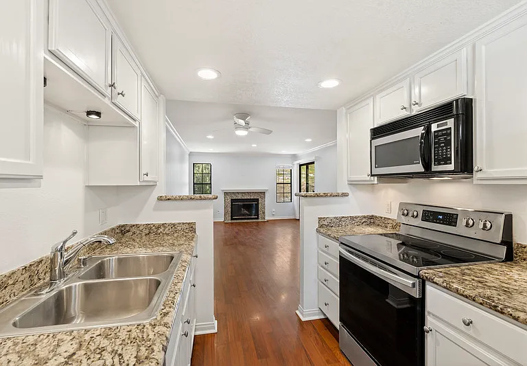 12059 Alta Carmel Ct — Photo 4
