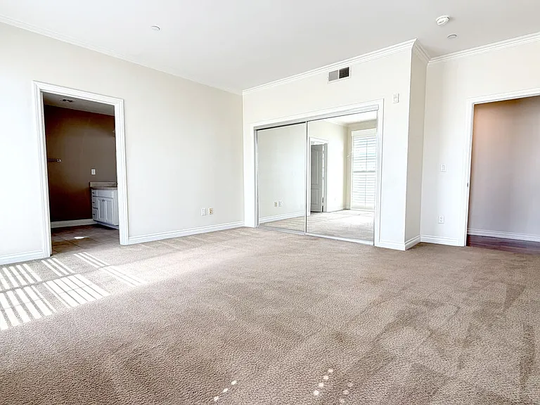 956 S Wilton Pl #401 — Photo 13