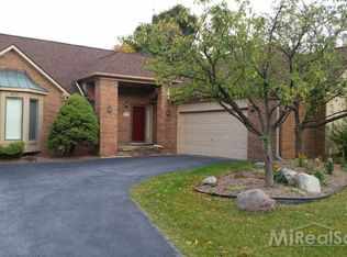 850 Augusta Dr, Rochester Hills, MI 48309