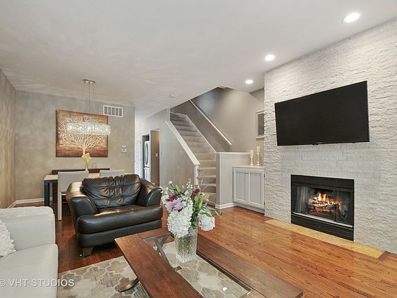 4th image of 2642 N Southport Ave