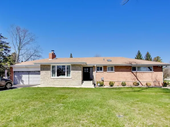 1032 Heatherfield Ln, Glenview, IL 60025