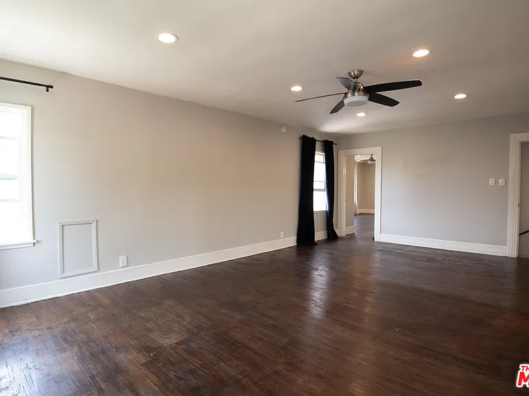 2142 S Victoria Ave — Photo 28