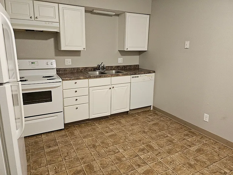 1195 NW Aurora Avenue Apartments — Photo 2