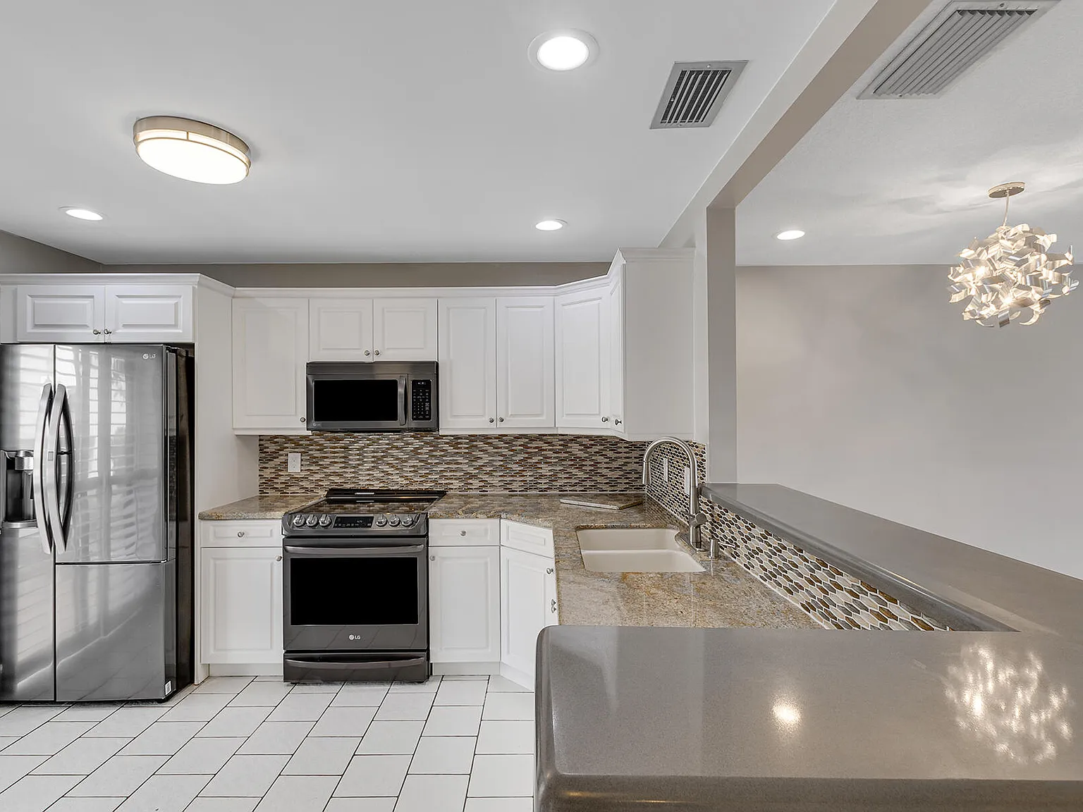 2 bed, 2.0 bath, 1298 sqft, $1,900 — Photo 3