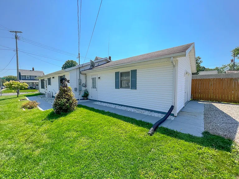 681 Maple Ave — Photo 9