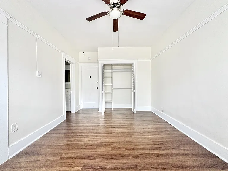 959 E Broadway #9 — Photo 3