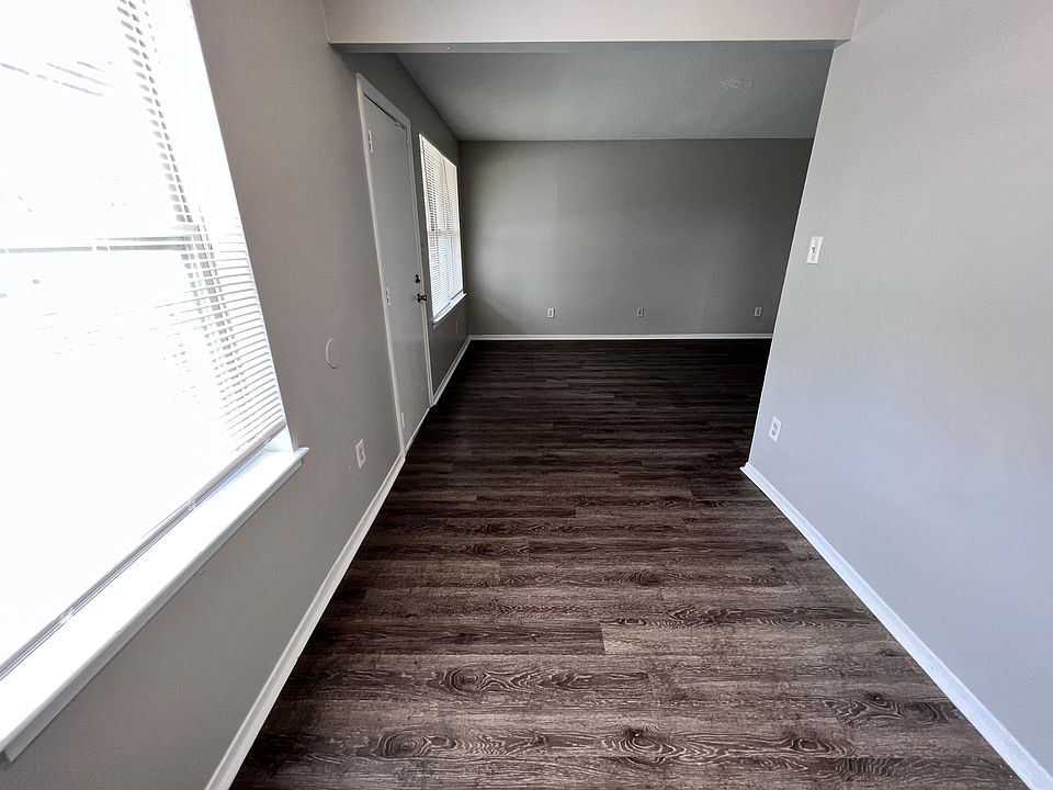 Entryway / living room
