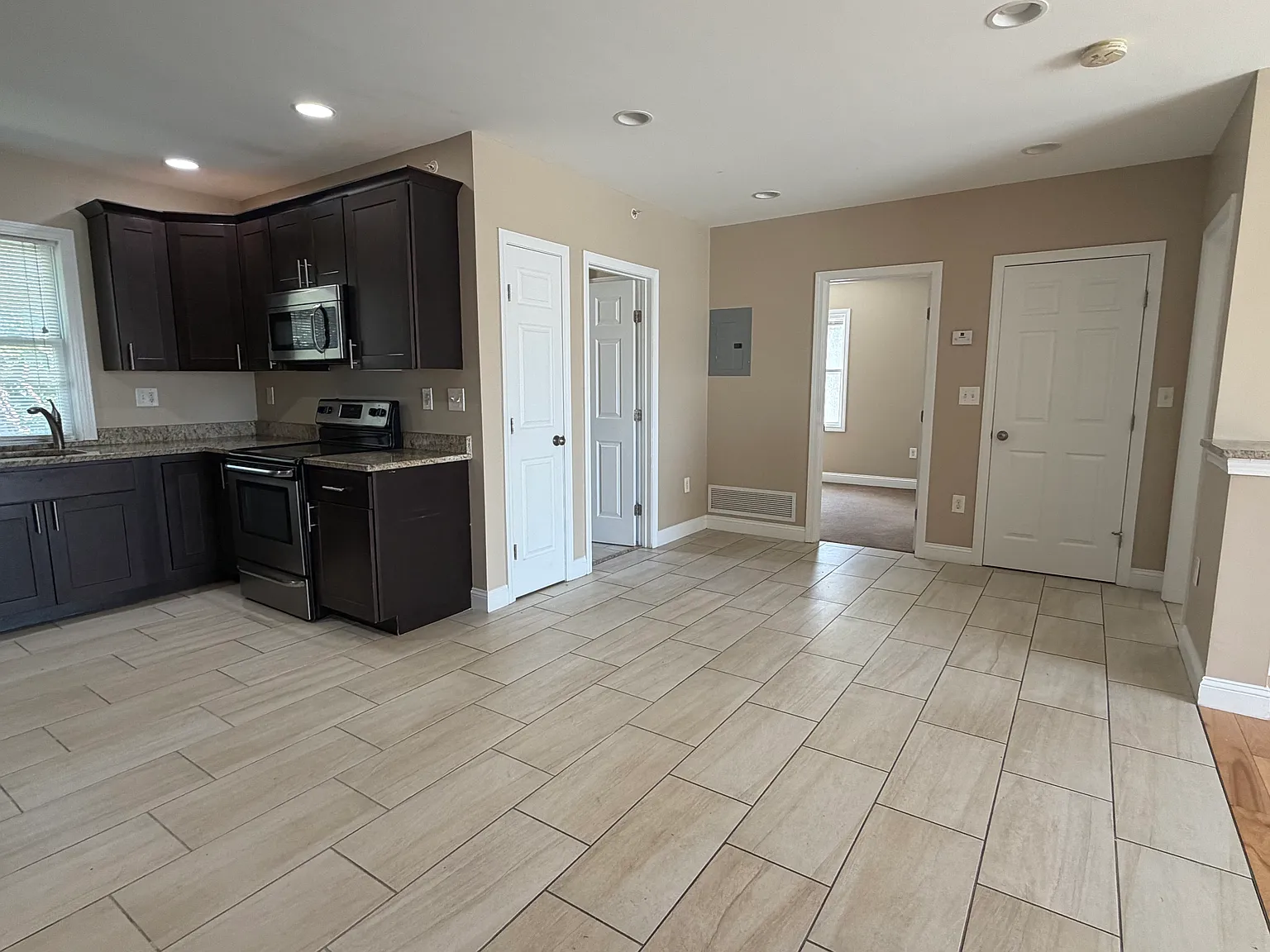 2 bed, 1000 sqft, $1,800 — Photo 2
