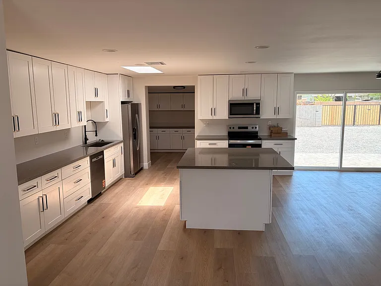 905 E 7th Pl — Photo 2
