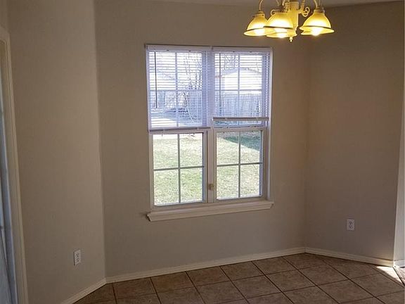 3rd image of 909 E Kara Ln
