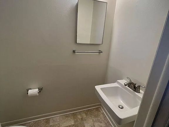 5th image of 611 NE Lynn St APT A