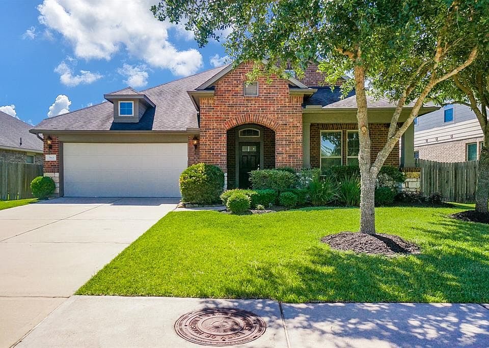 Welcome Home! As part of the growing Richmond area, Grand Mission is surrounded by small town Texas charm all while being just minutes from the entertainment, employment, dining, and shopping options of Houston available via the Grand Parkway, I-10, 