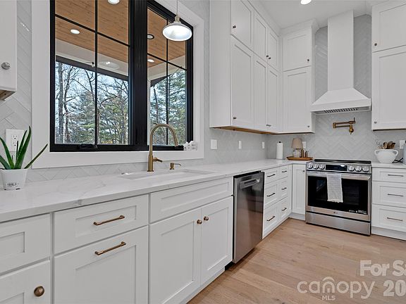 3rd image of 26 Pineview Rd