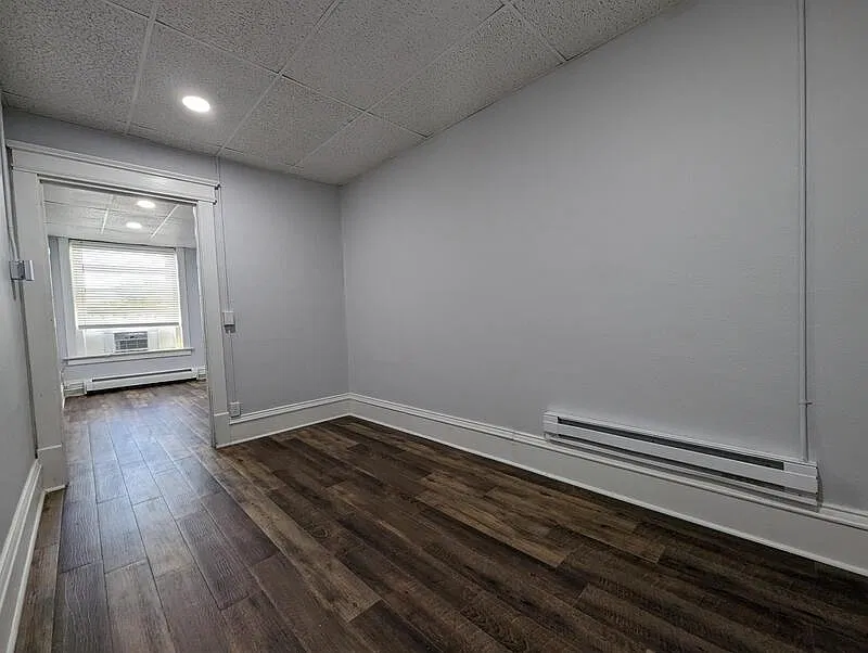 Studio, 1.0 bath, 350 sqft, $595 — Photo 2