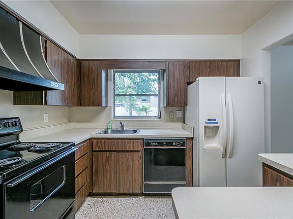 3rd image of 13569 Croft Dr N