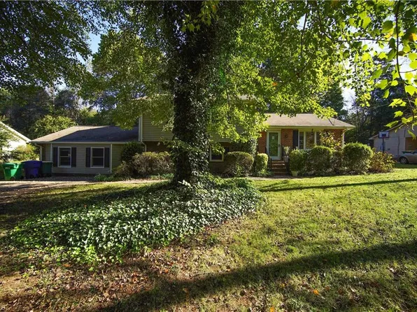 7445 Pine Trails Rd, Pfafftown, NC 27040