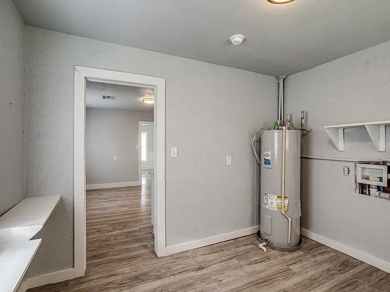 105 S K Ave — Photo 33