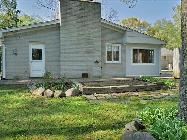 457 E Hurst Dr — Photo 21