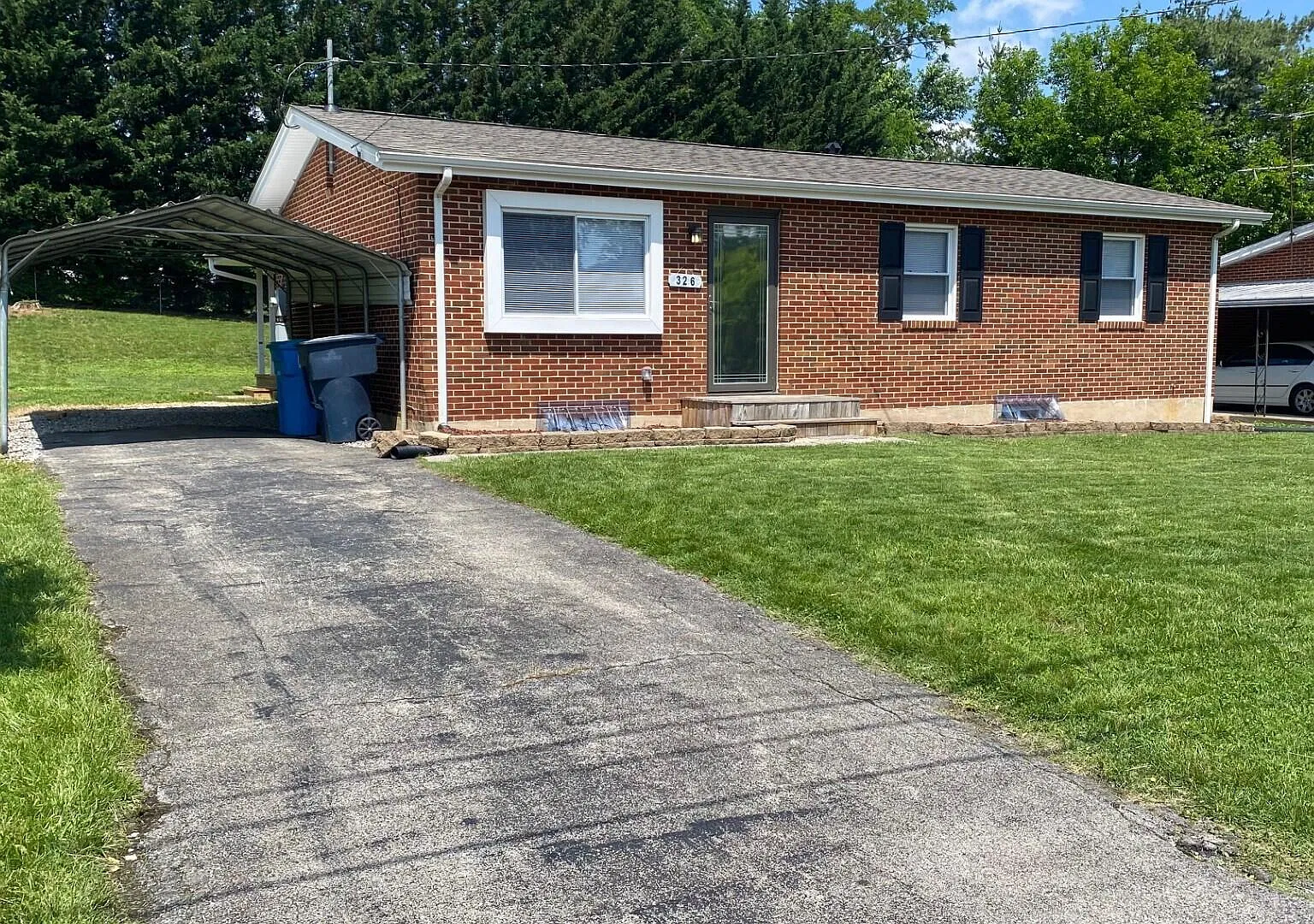 3 bed, 1.0 bath, 1124 sqft, $1,600 — Photo 1