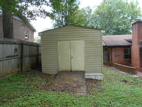 3rd image of 615 Greenway Dr