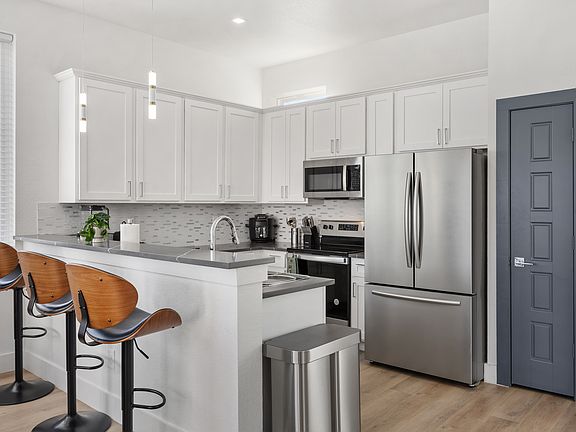 4th image of 1004 Travis Ave Unit 100