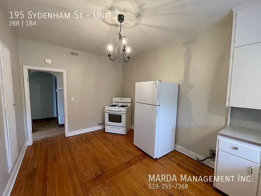 Spacious 2bed/1bath Apartment In Dresden! Ensuite Laundry! + Utilities — Photo 4