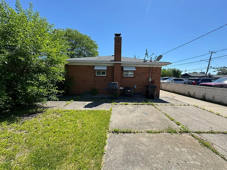 8847 Woodbine — Photo 2