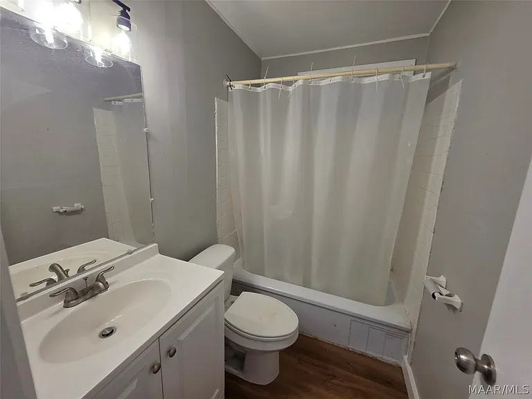 979 Newton St — Photo 12